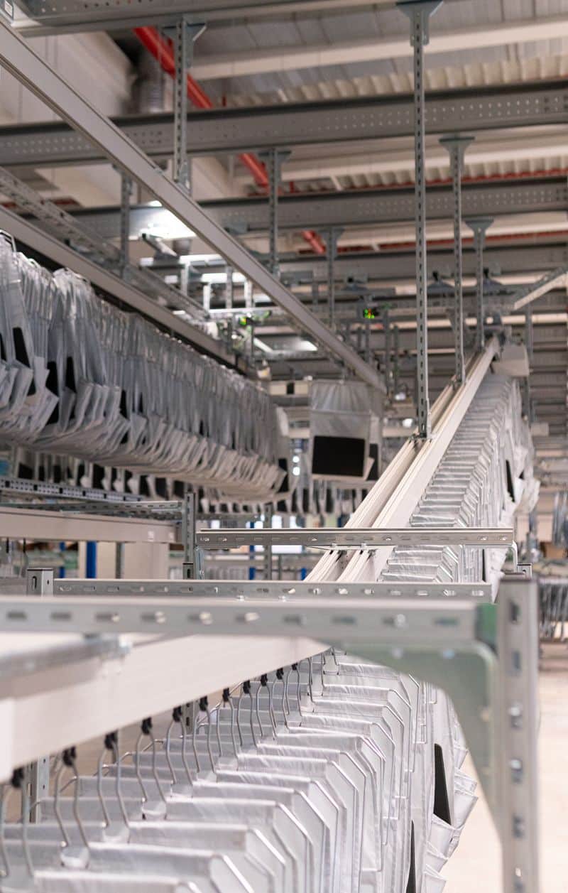 Taschenpuffer des momox Taschensorters auf mehreren Ebenen der Hängebahn